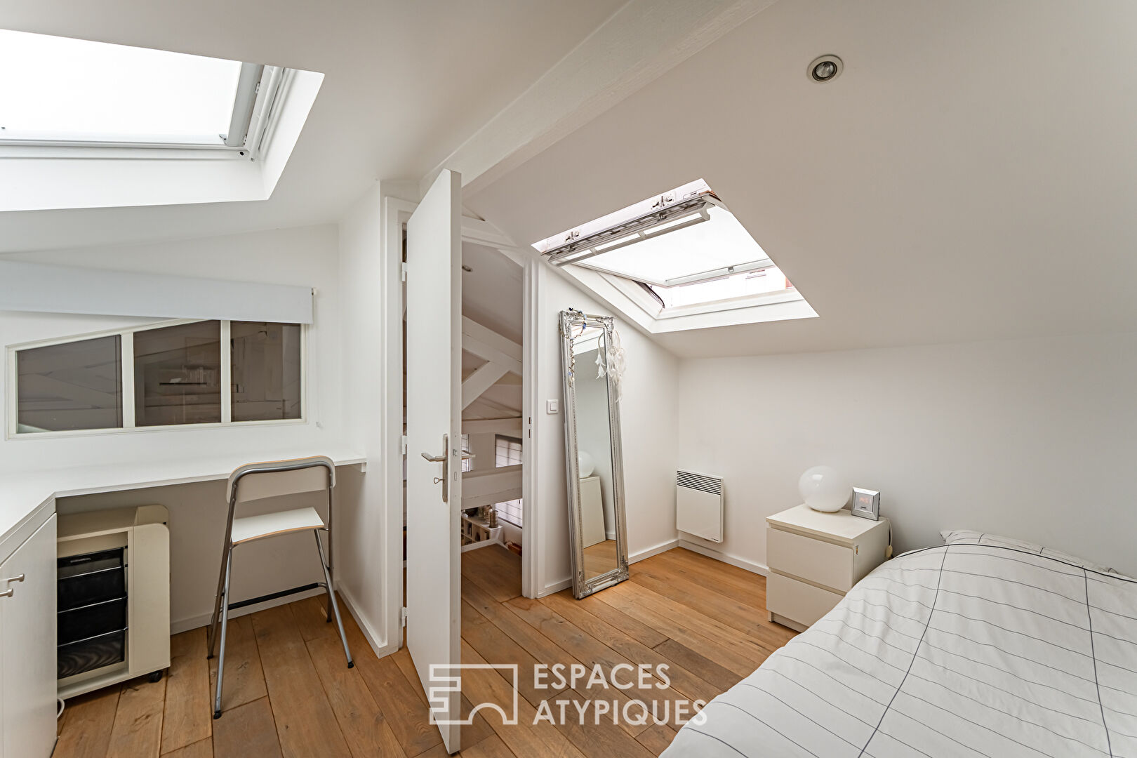 Former mechanical workshop transformed into a mixed-use loft, Gambetta district.