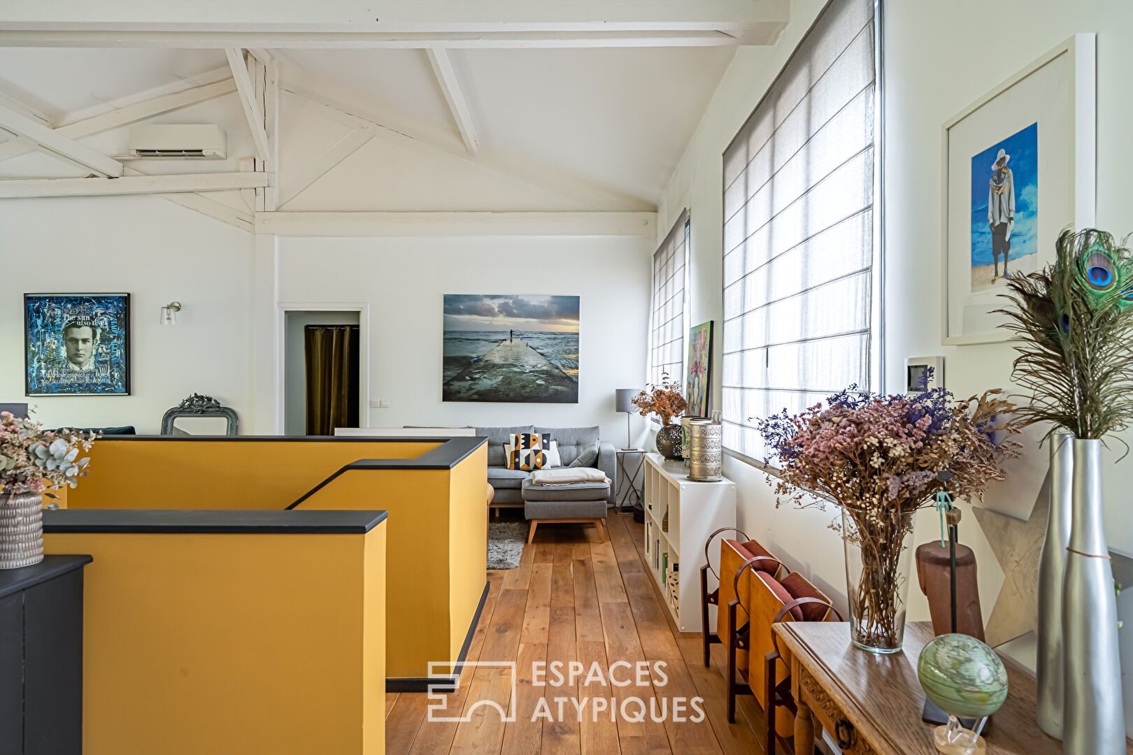 Former mechanical workshop transformed into a mixed-use loft, Gambetta district.