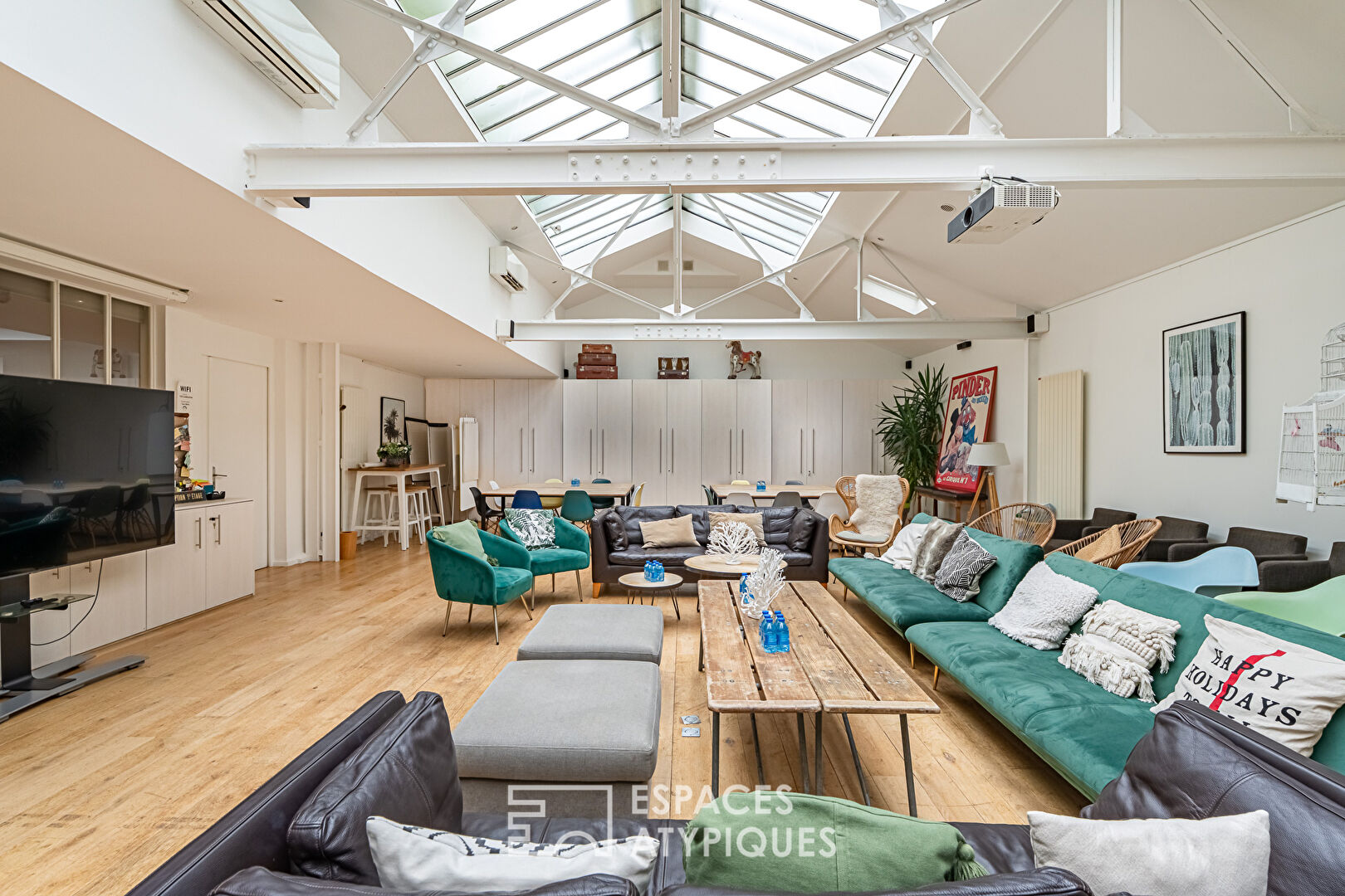 Former mechanical workshop transformed into a mixed-use loft, Gambetta district.