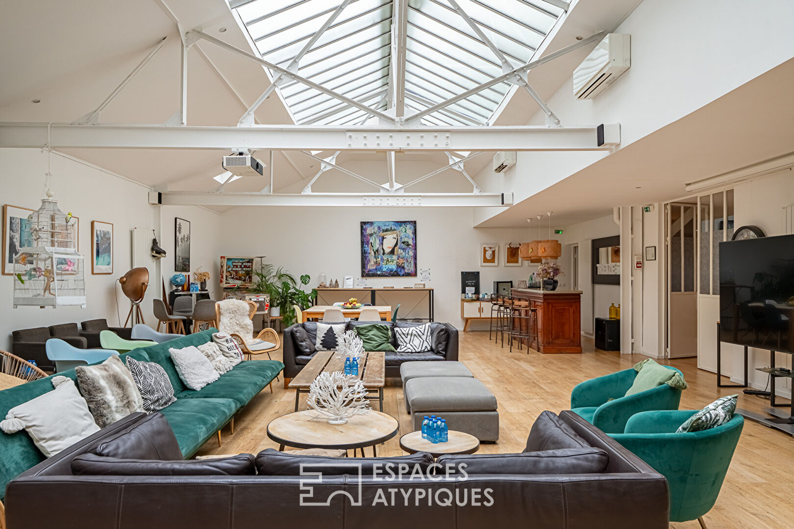 Former mechanical workshop transformed into a mixed-use loft, Gambetta district.