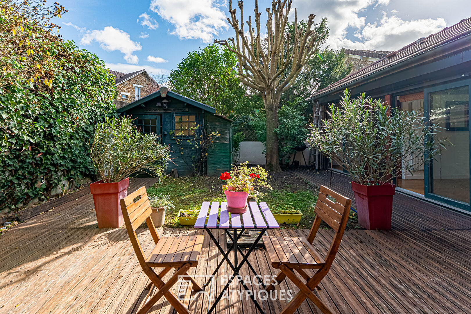House with wood cladding and garden in the center of Chaville