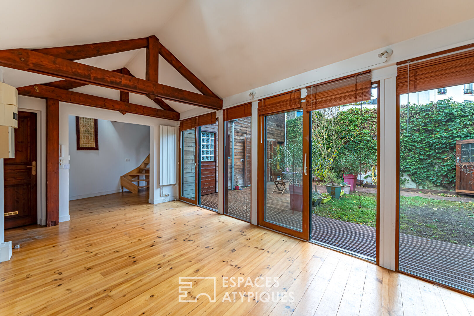 House with wood cladding and garden in the center of Chaville