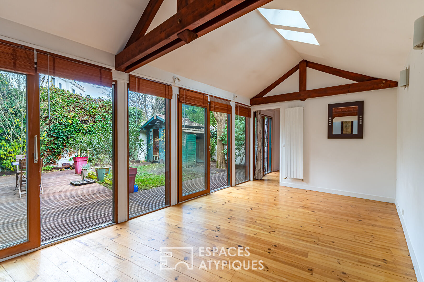 House with wood cladding and garden in the center of Chaville