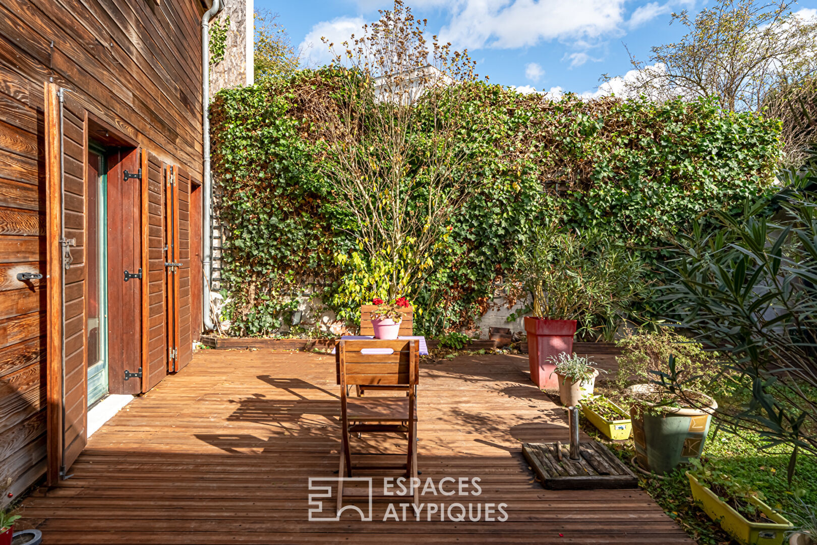 House with wood cladding and garden in the center of Chaville