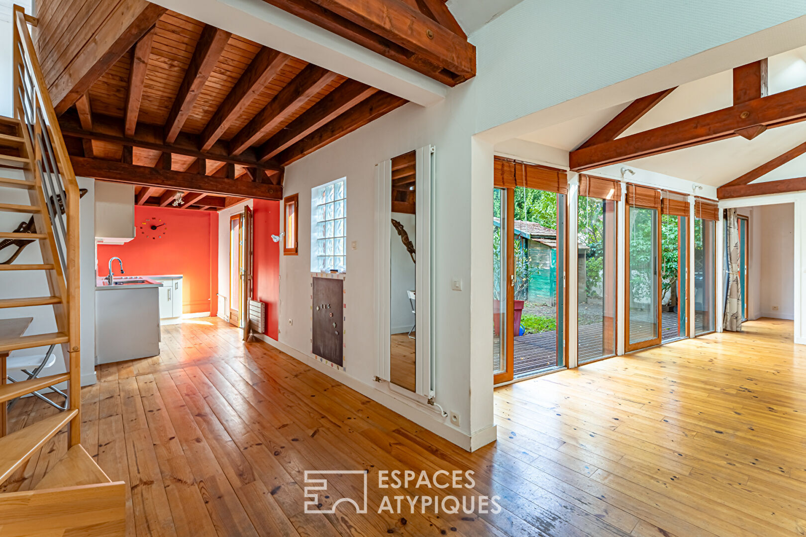 House with wood cladding and garden in the center of Chaville