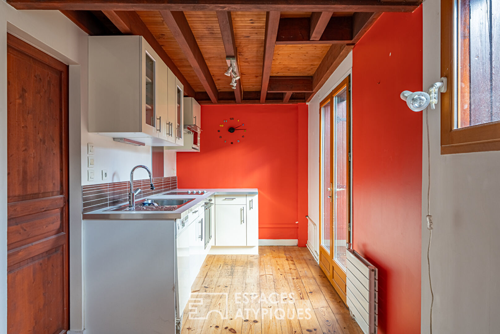 House with wood cladding and garden in the center of Chaville