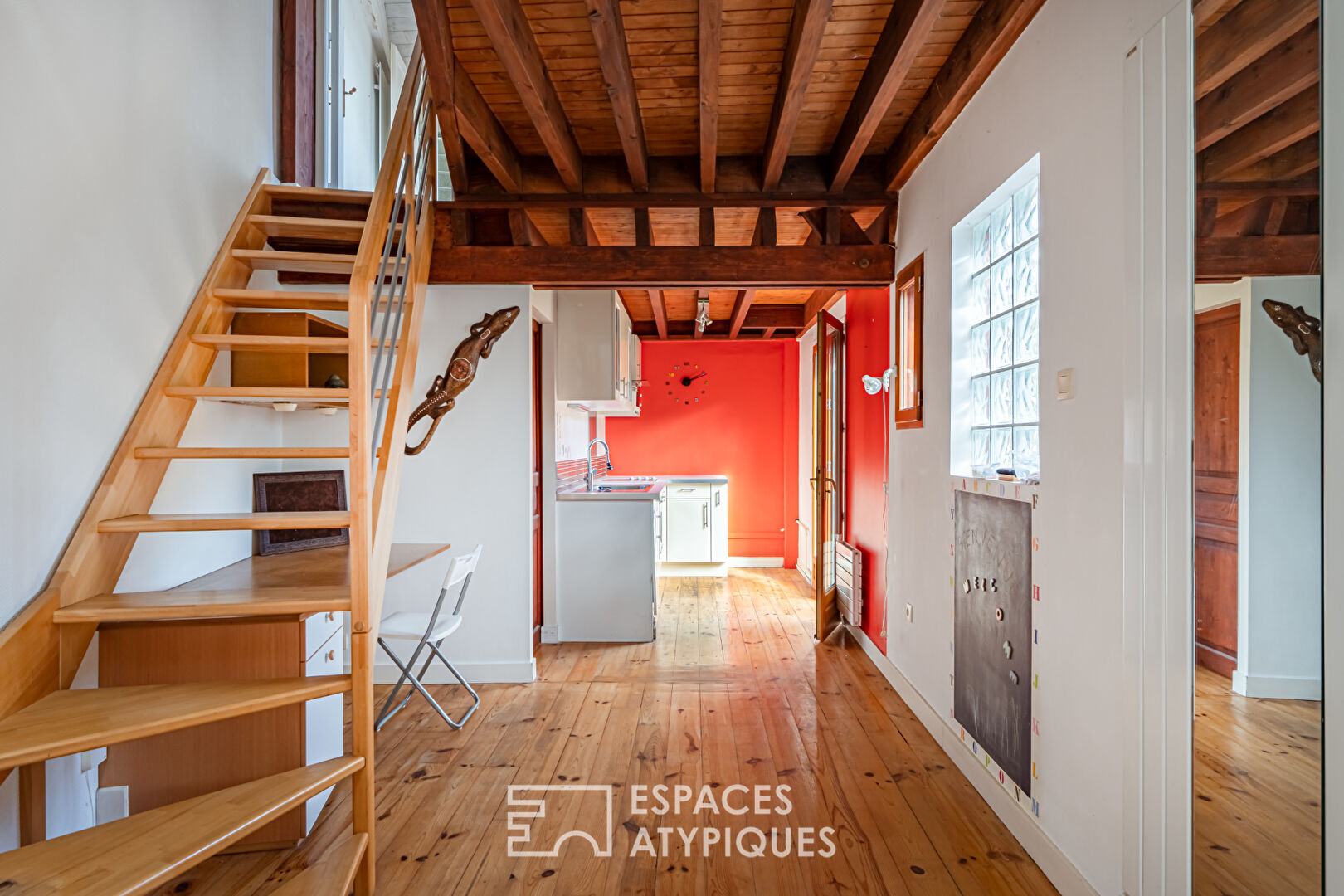 House with wood cladding and garden in the center of Chaville