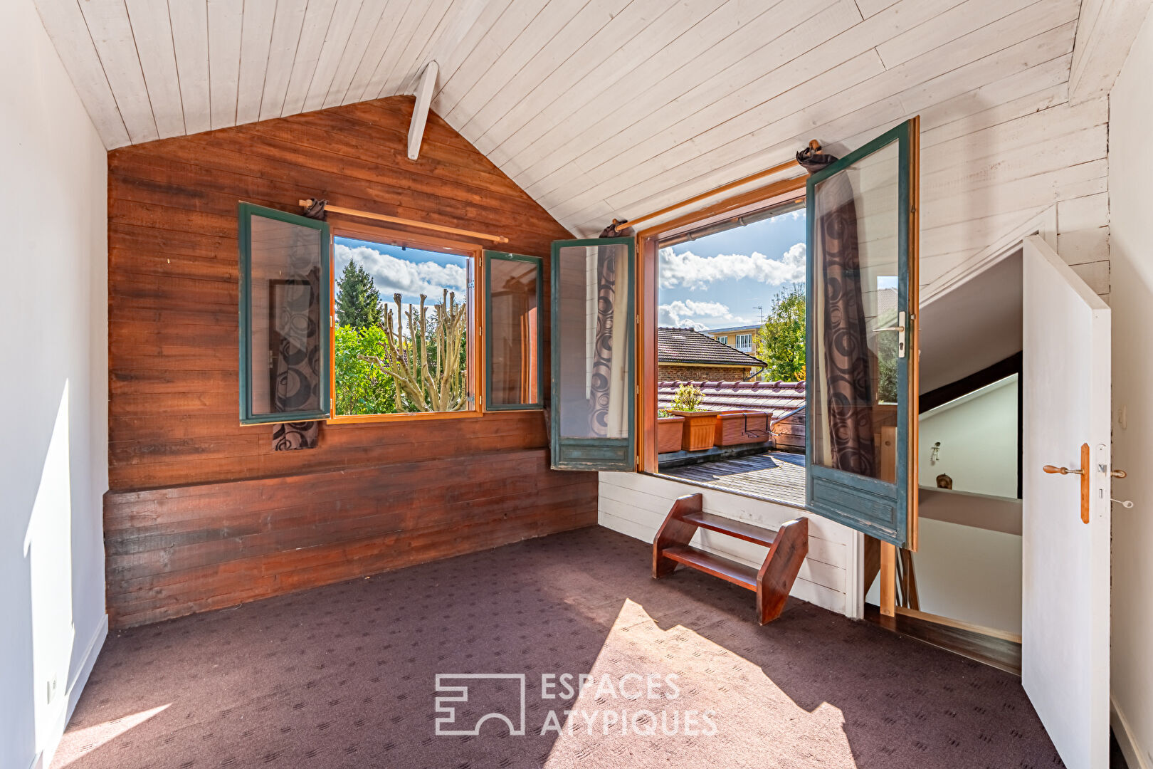 House with wood cladding and garden in the center of Chaville