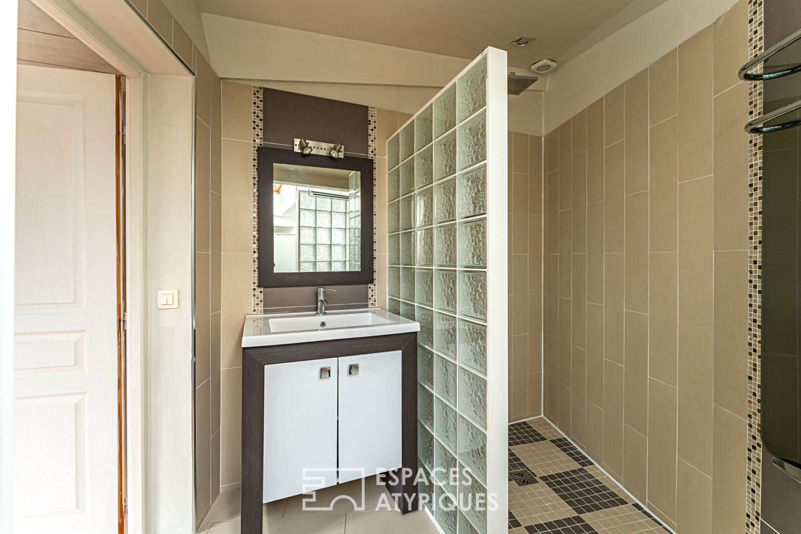 House with wood cladding and garden in the center of Chaville