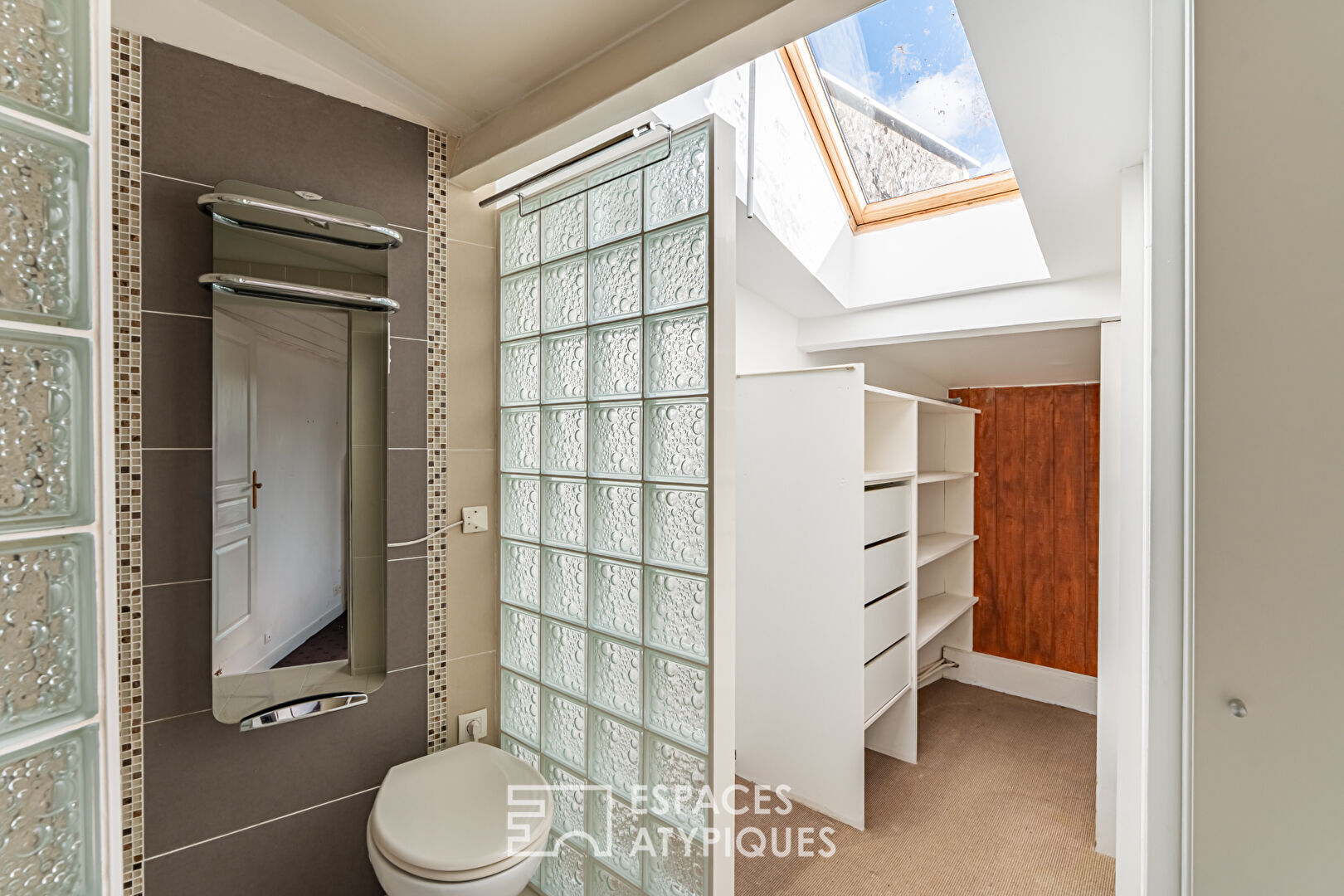 House with wood cladding and garden in the center of Chaville