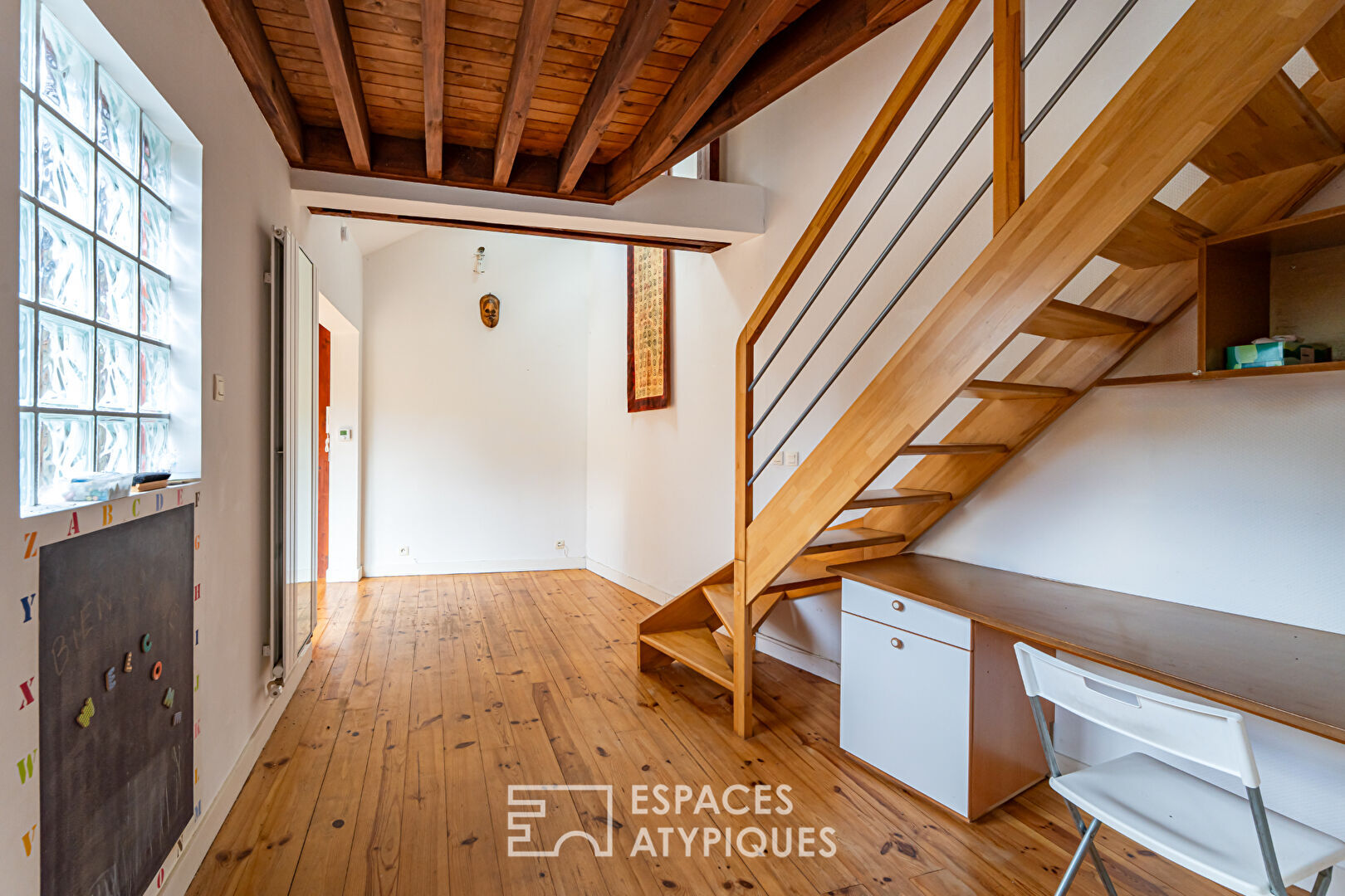 House with wood cladding and garden in the center of Chaville