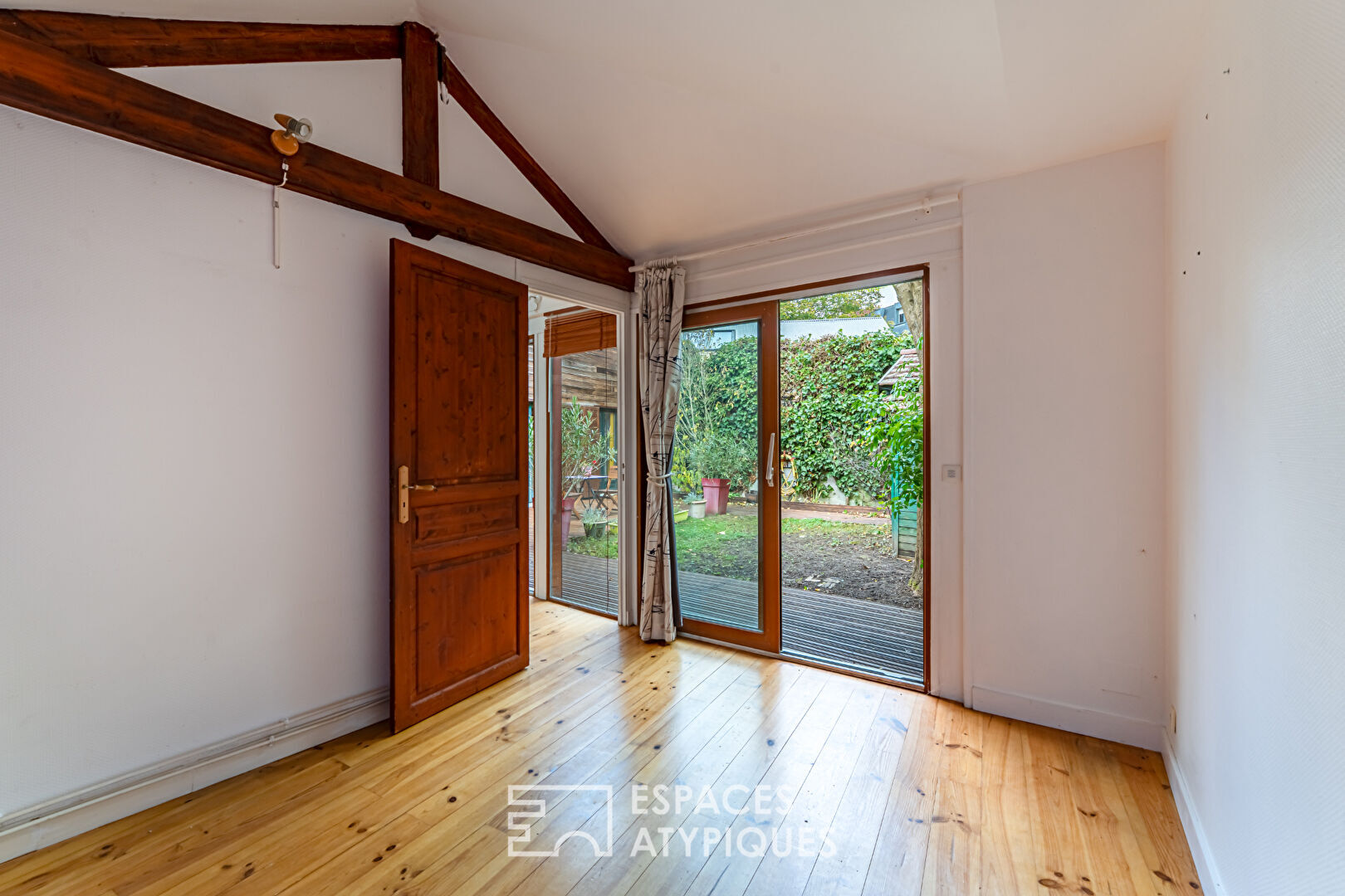 House with wood cladding and garden in the center of Chaville