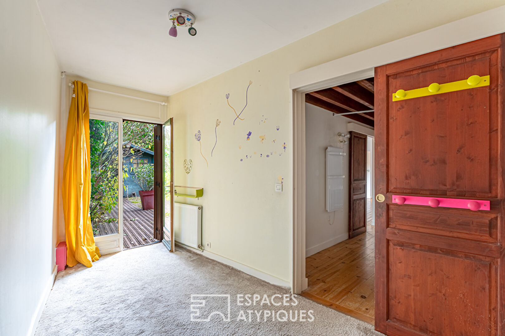 House with wood cladding and garden in the center of Chaville