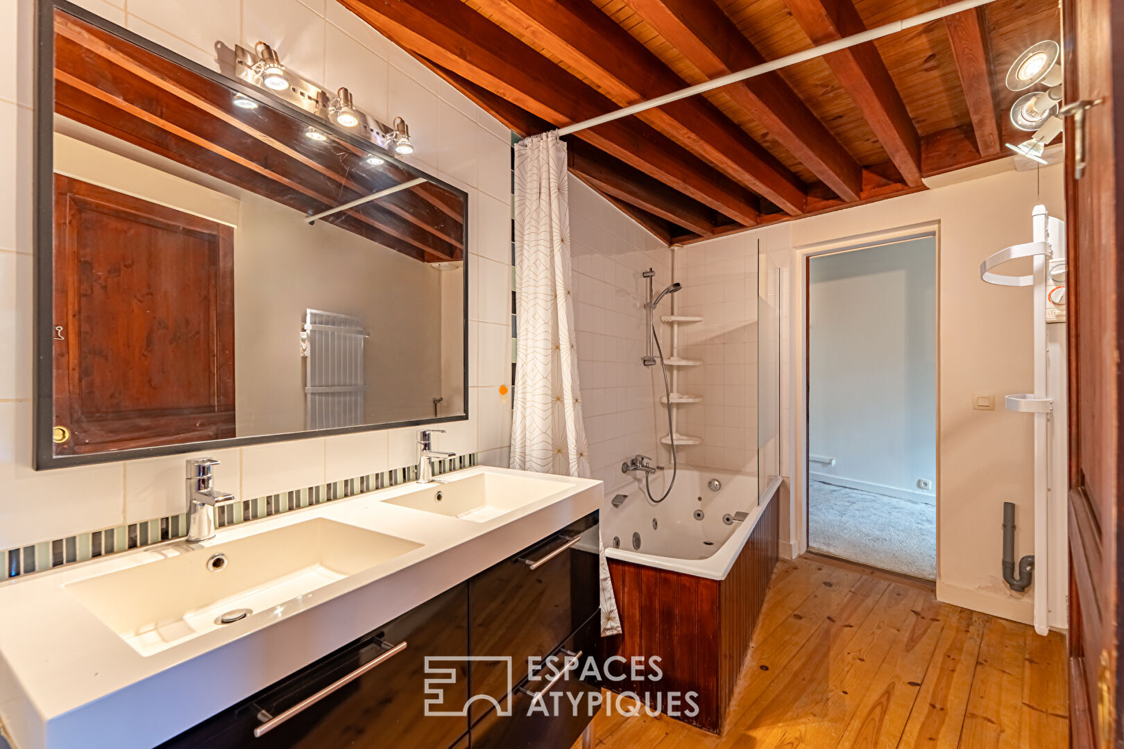 House with wood cladding and garden in the center of Chaville
