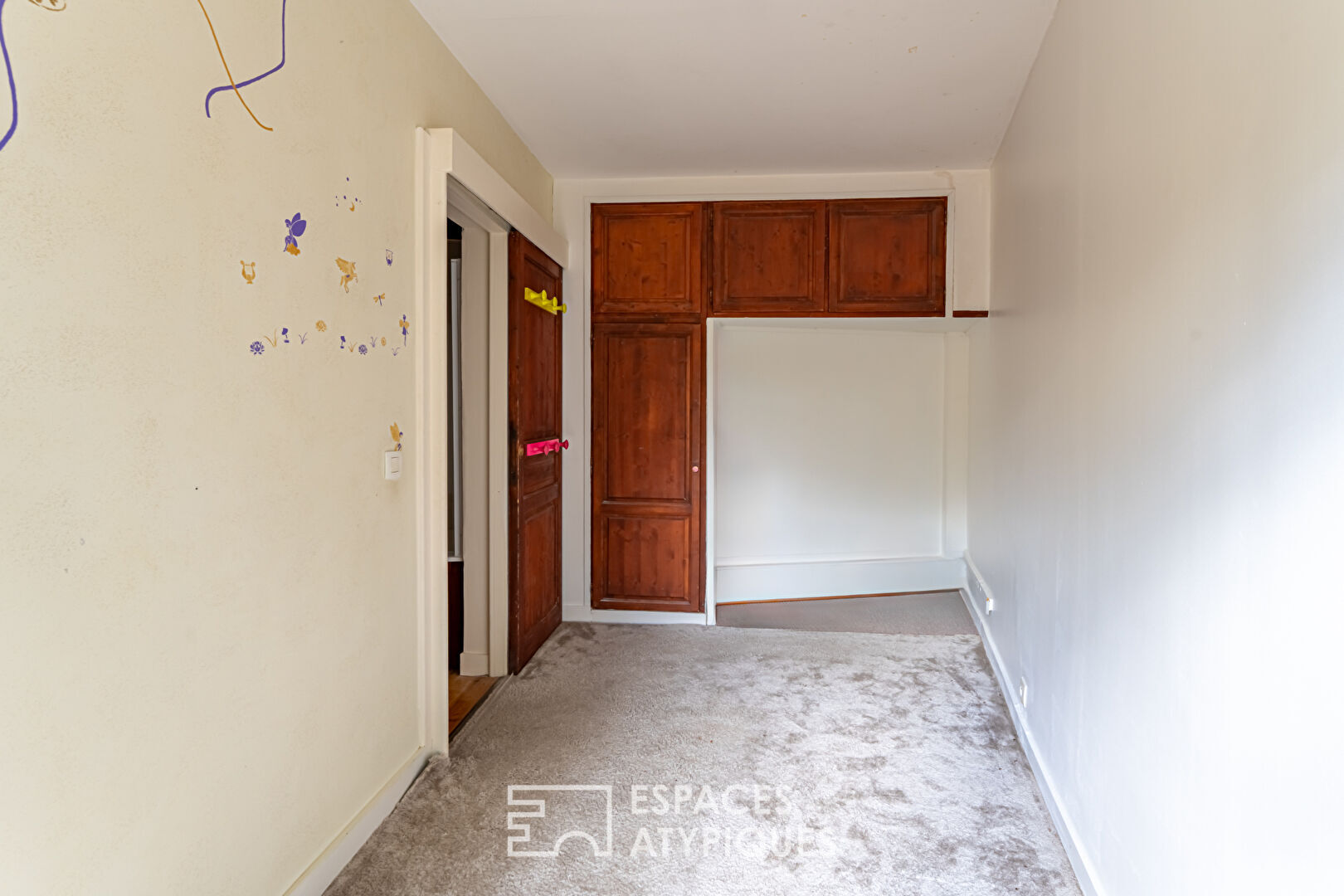 House with wood cladding and garden in the center of Chaville