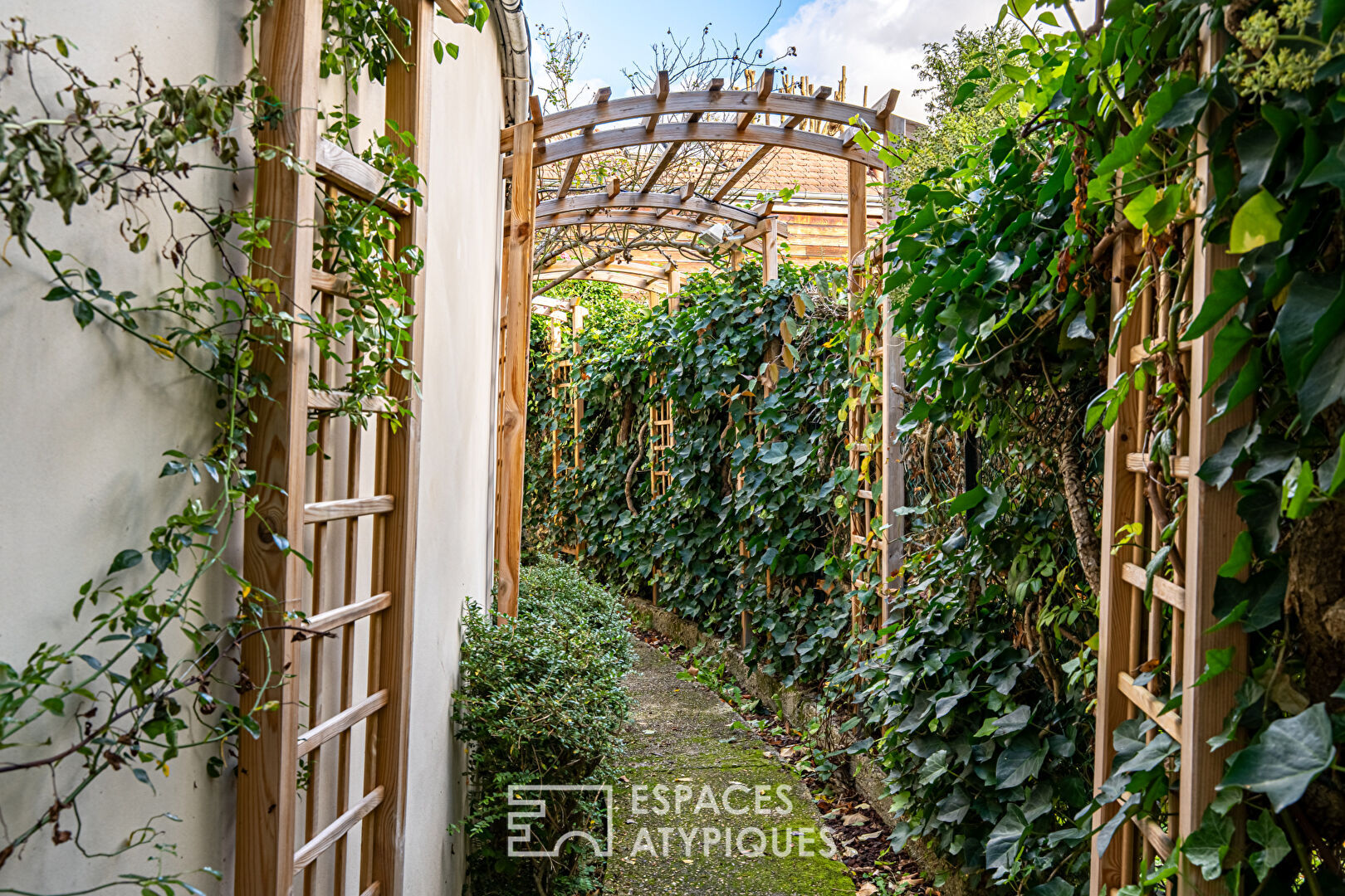 House with wood cladding and garden in the center of Chaville