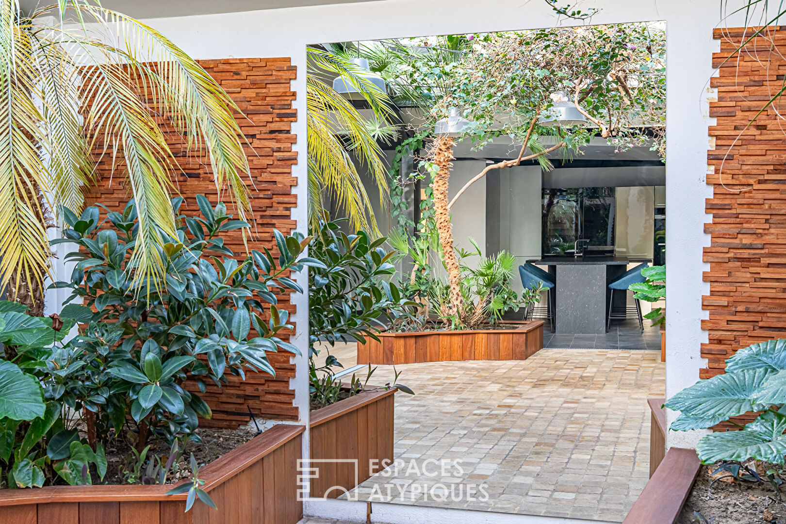 Maison-loft aux volumes exceptionnels, avec verrière et végétation intérieure