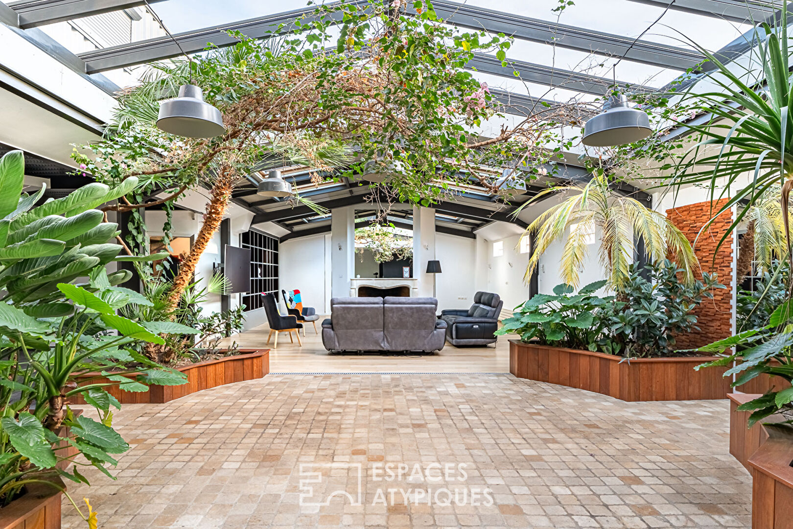 Maison-loft aux volumes exceptionnels, avec verrière et végétation intérieure