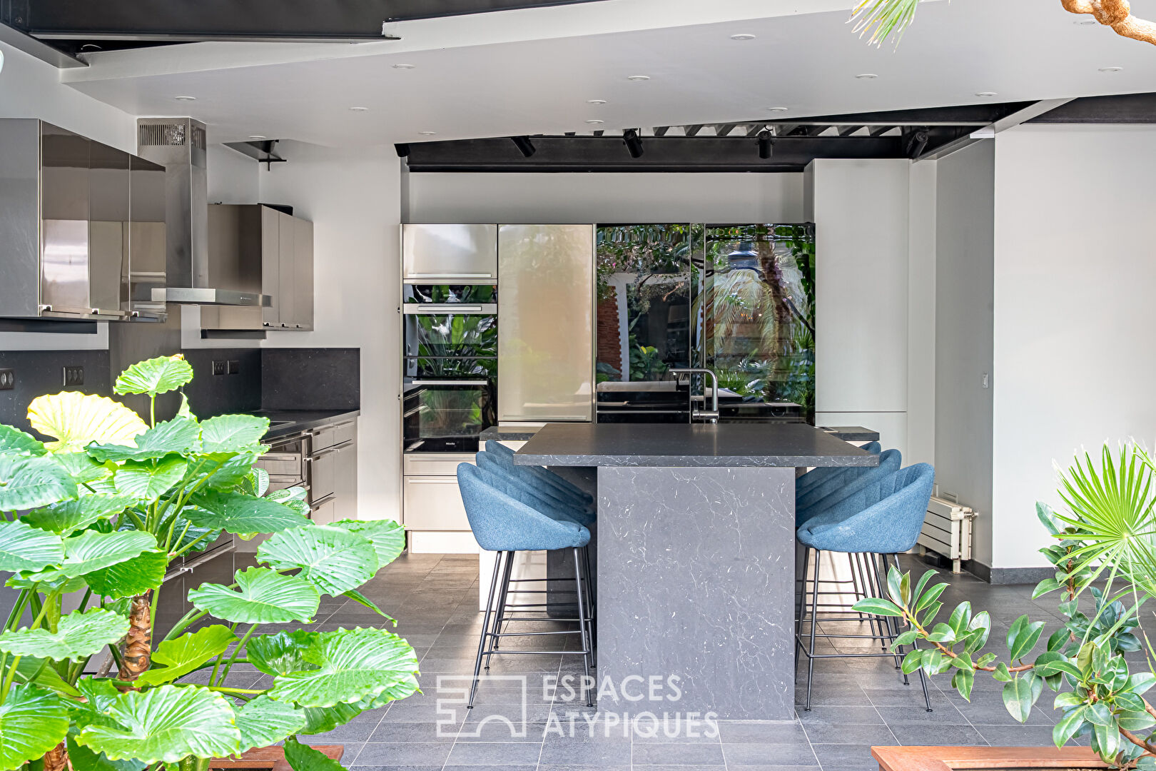 Maison-loft aux volumes exceptionnels, avec verrière et végétation intérieure