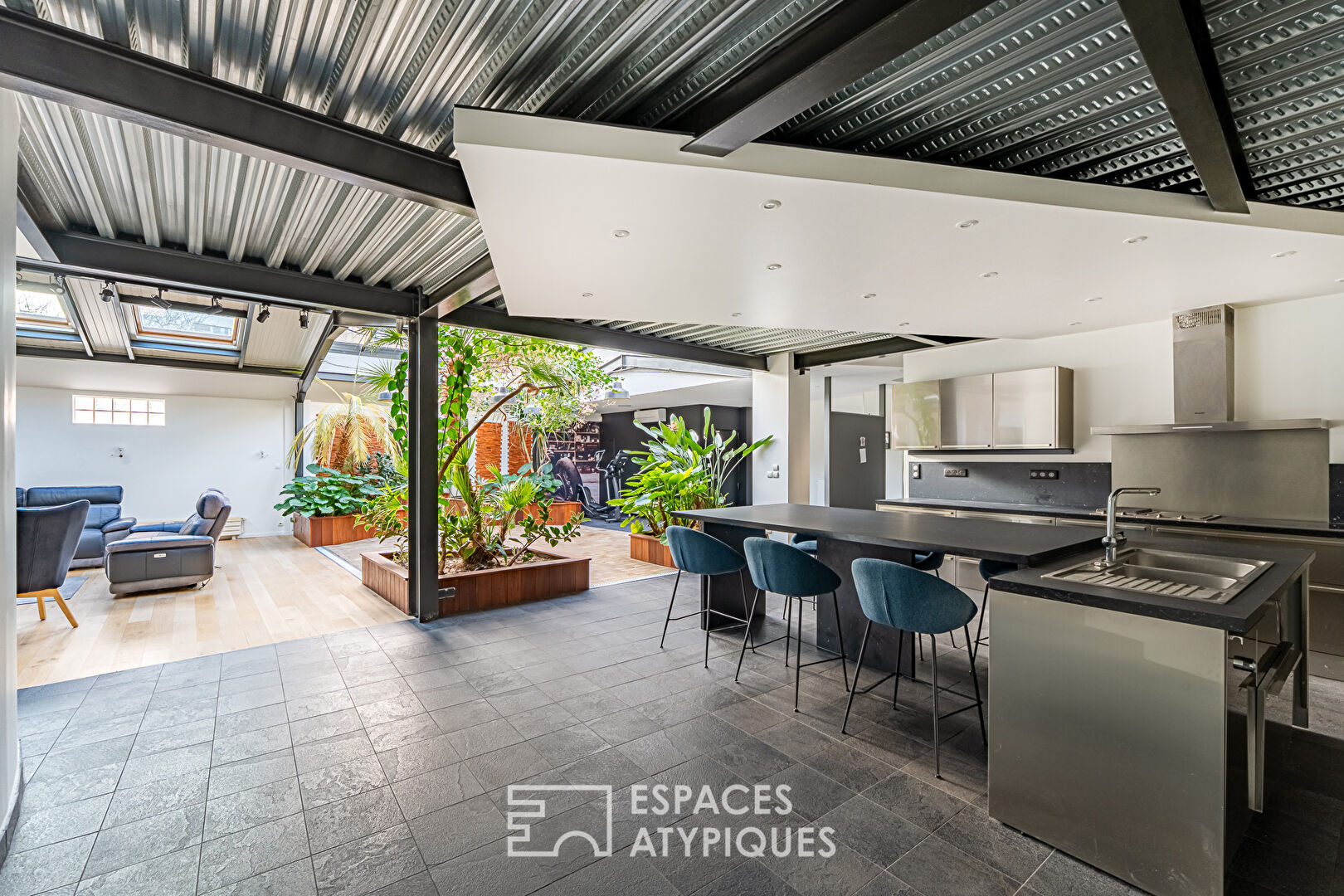 Maison-loft aux volumes exceptionnels, avec verrière et végétation intérieure