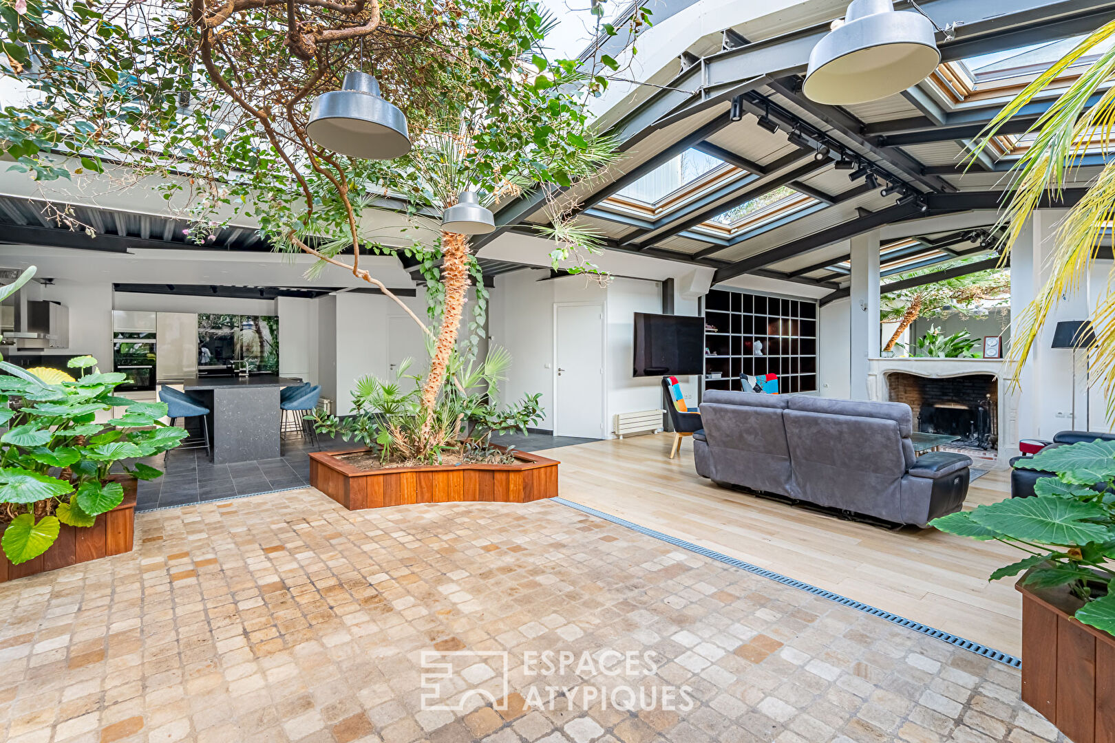 Maison-loft aux volumes exceptionnels, avec verrière et végétation intérieure