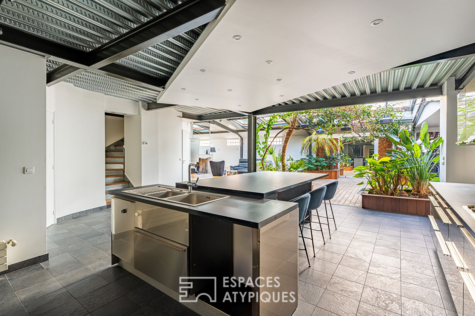 Maison-loft aux volumes exceptionnels, avec verrière et végétation intérieure