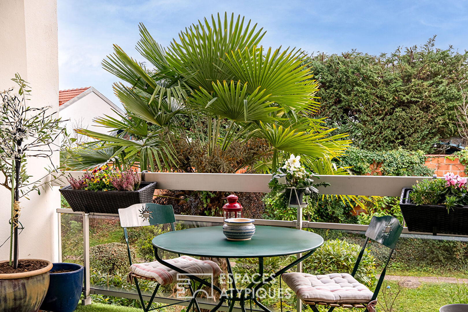 Lumineux premier étage avec balcon sur espace vert