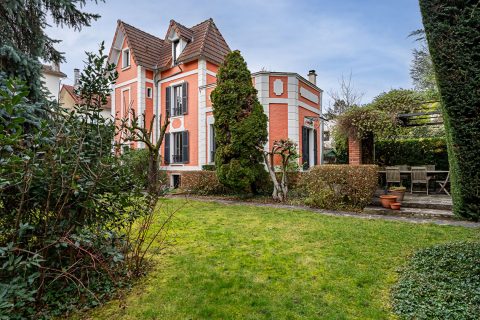 Meulière familiale confidentielle, à l&rsquo;abri des regards