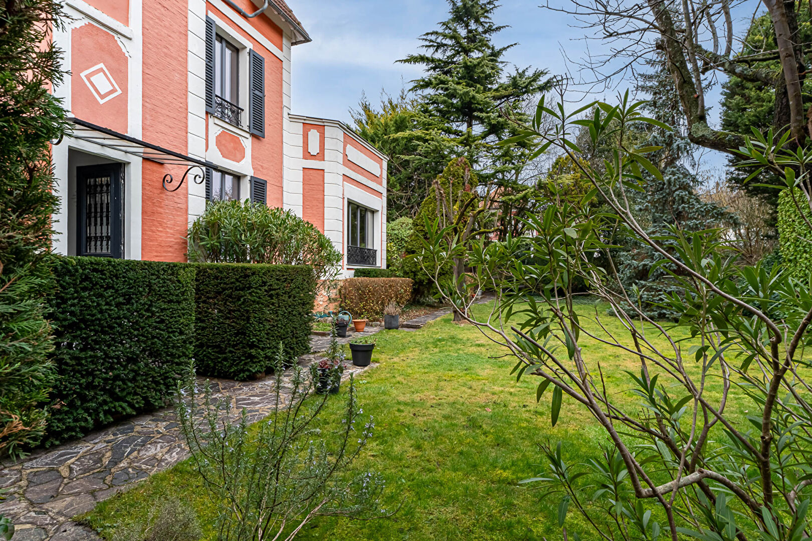 Meulière familiale confidentielle, à l&rsquo;abri des regards