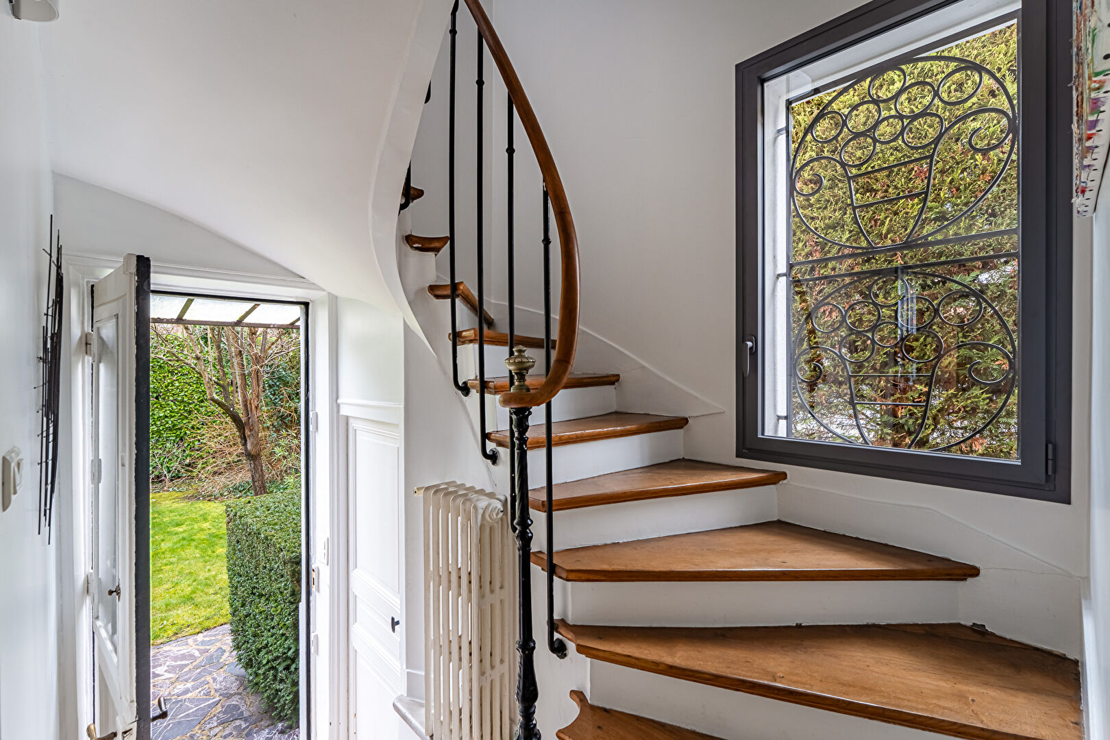 Meulière familiale confidentielle, à l&rsquo;abri des regards