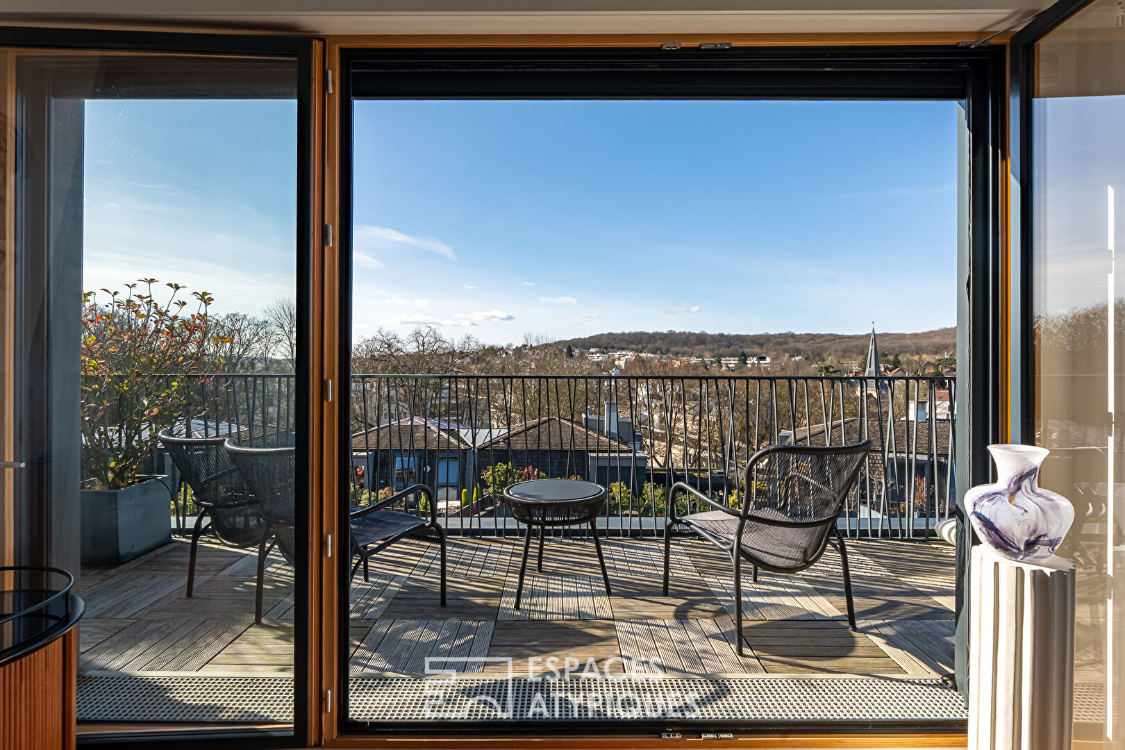 Dernier étage avec terrasse et vue dégagée au coeur de Chaville