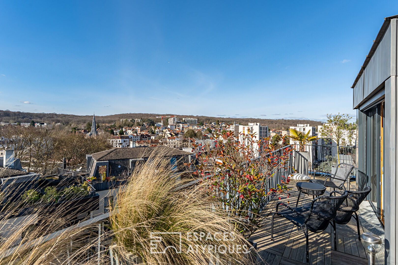 Dernier étage avec terrasse et vue dégagée au coeur de Chaville