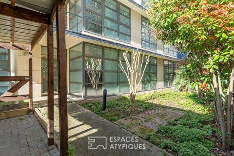 Immeuble individuel modulable avec porche, cour, grand balcon et terrasse