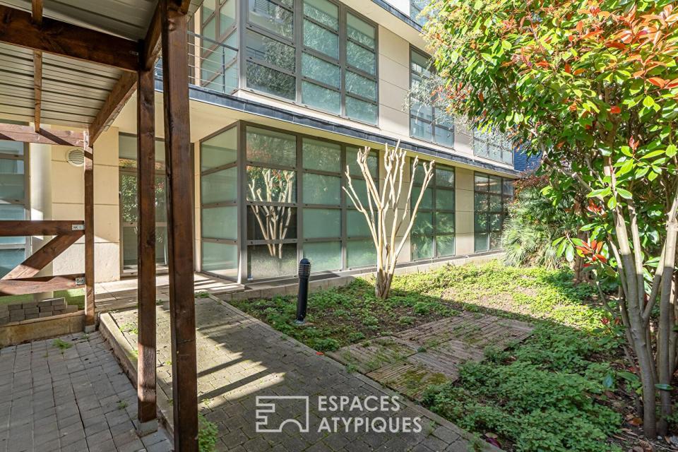 Immeuble individuel modulable avec porche, cour, grand balcon et terrasse