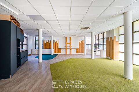 Immeuble individuel modulable avec porche, cour, grand balcon et terrasse