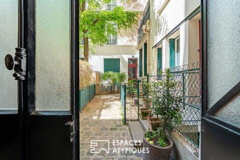 Inverted duplex in an English courtyard with trees, in the heart of the island of La Jatte.