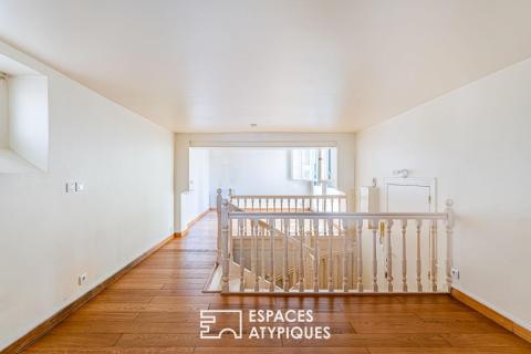 Inverted duplex in an English courtyard with trees, in the heart of the island of La Jatte.
