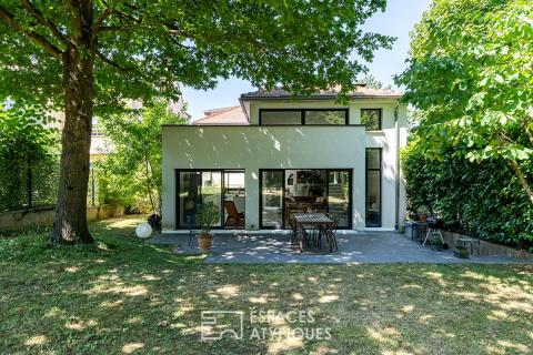 House with a contemporary extension and loft-style feel in the heart of the Domaine de la Marche