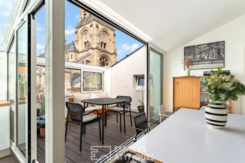 Penthouse confidentiel et terrasse plein ciel face au clocher du vieux Saint-Cloud.