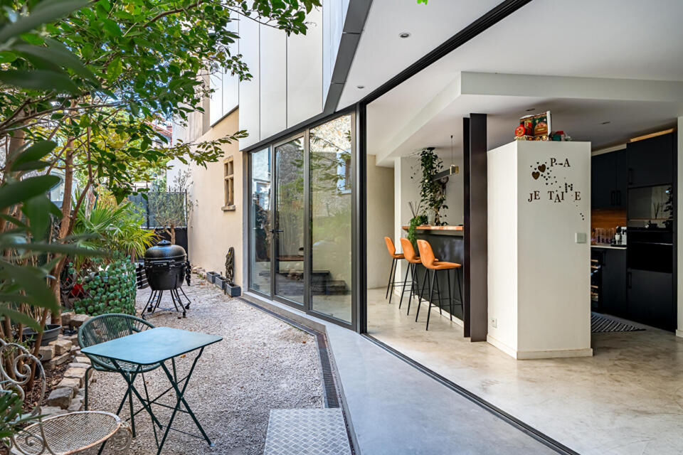 Maison de caractère avec extension contemporaine dans le centre-ville de Clamart