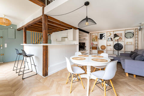 Dernier étage en duplex sous les toits dans un ancien relais de poste