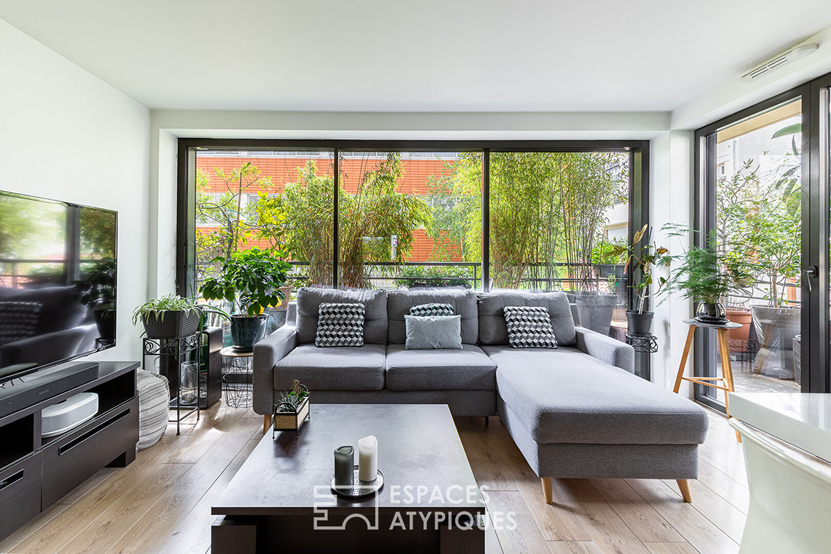 Contemporary with terrace on Île Saint Germain