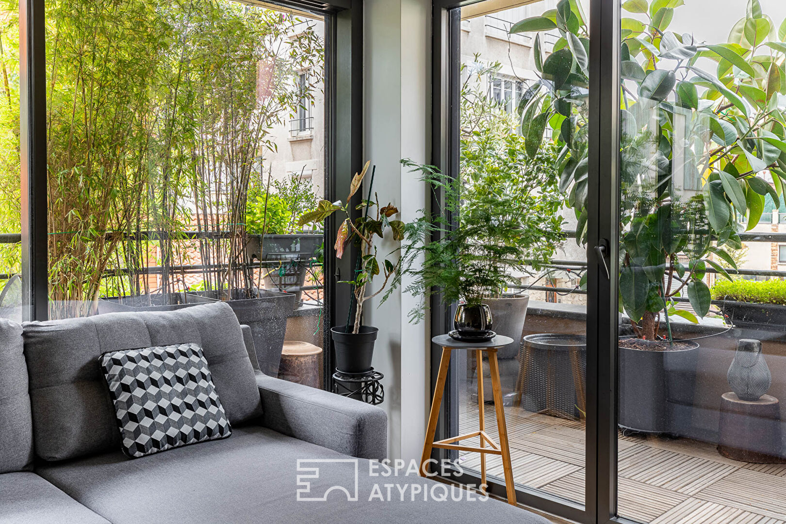 Contemporary with terrace on Île Saint Germain