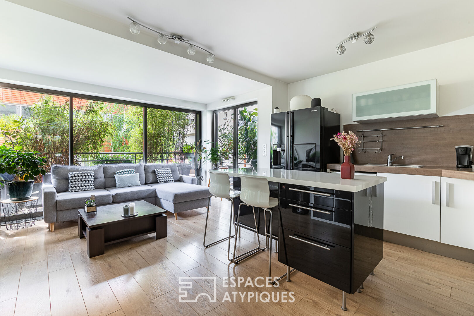 Contemporary with terrace on Île Saint Germain