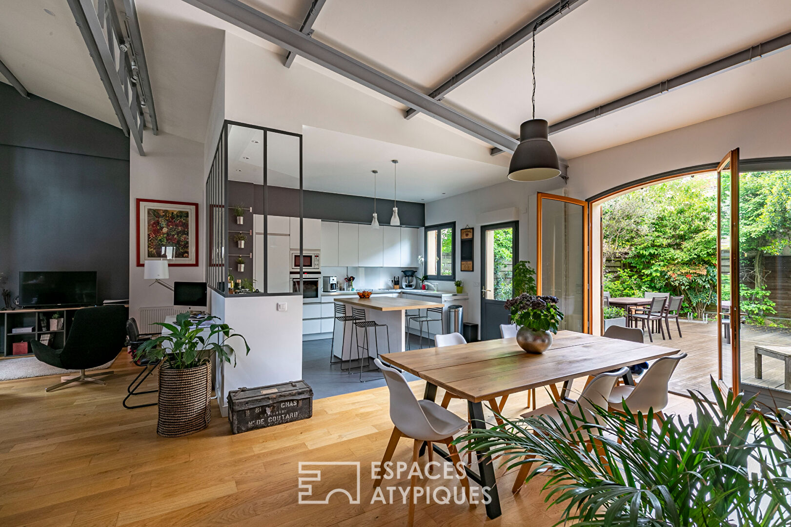 Ancien garage transformé en Loft avec jardin paysagé