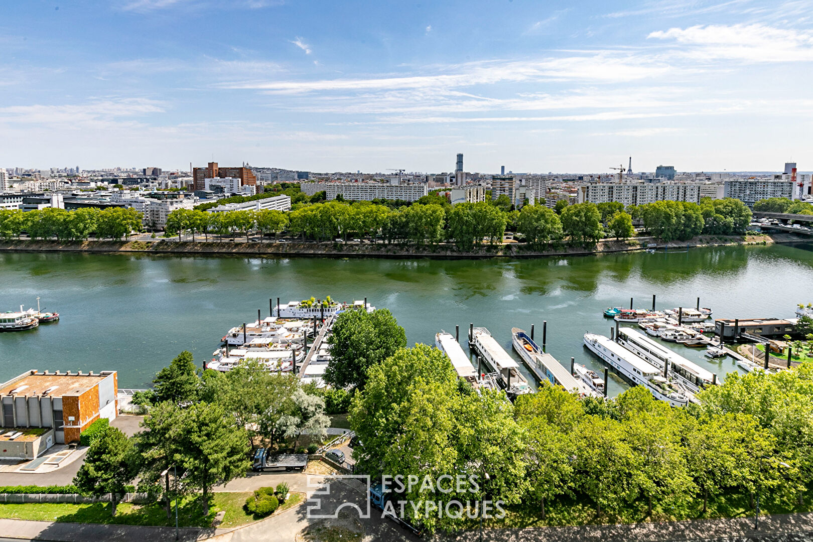 Duplex avec grandes terrasses en dernier étage à rénover.