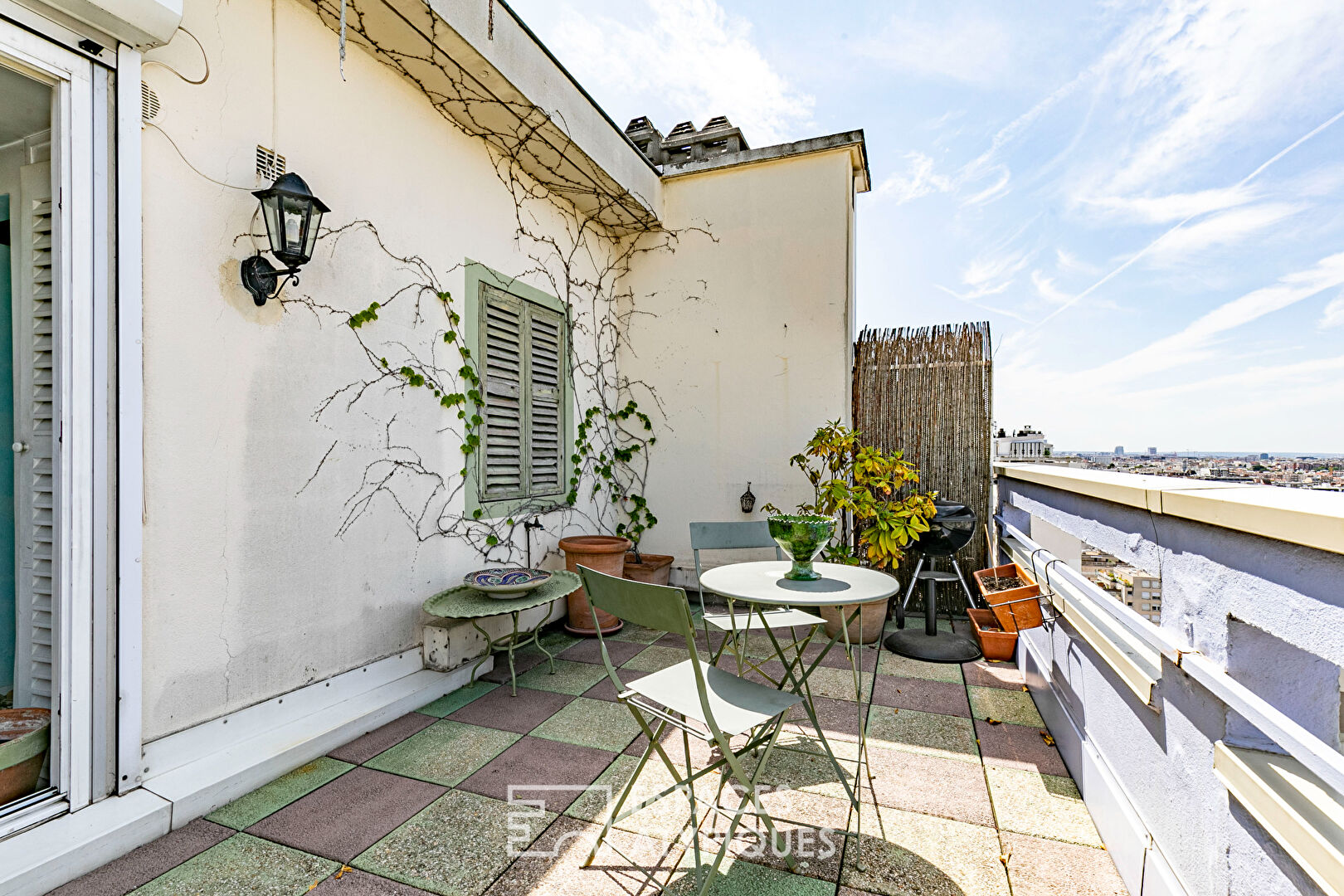 Duplex with large terraces on the top floor to renovate.