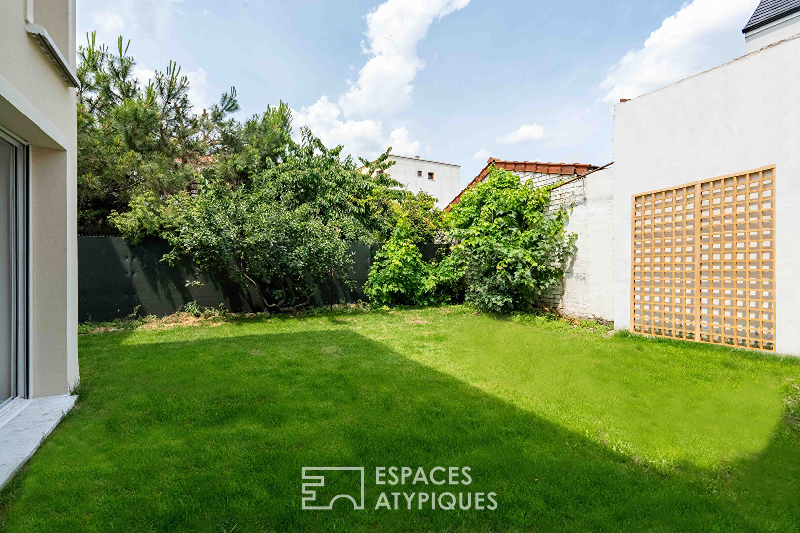 Renovated house with terrace, garden and hanging terrace