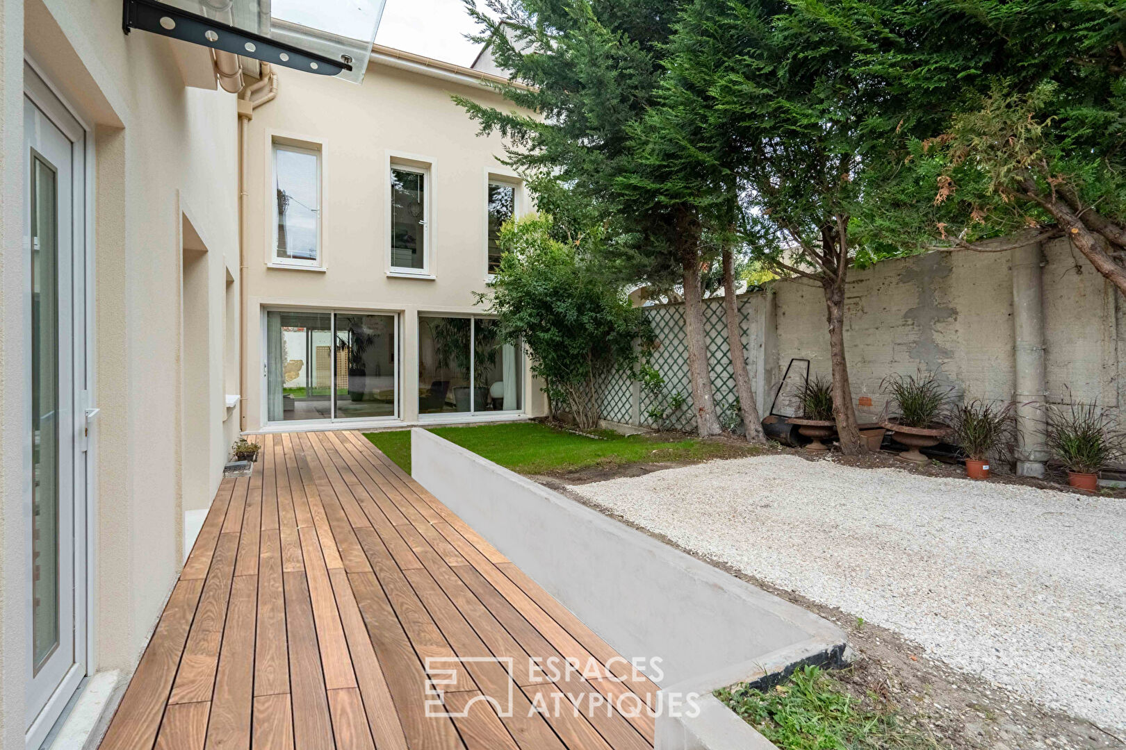 Maison rénovée avec terrasse, jardin et terrasse suspendue