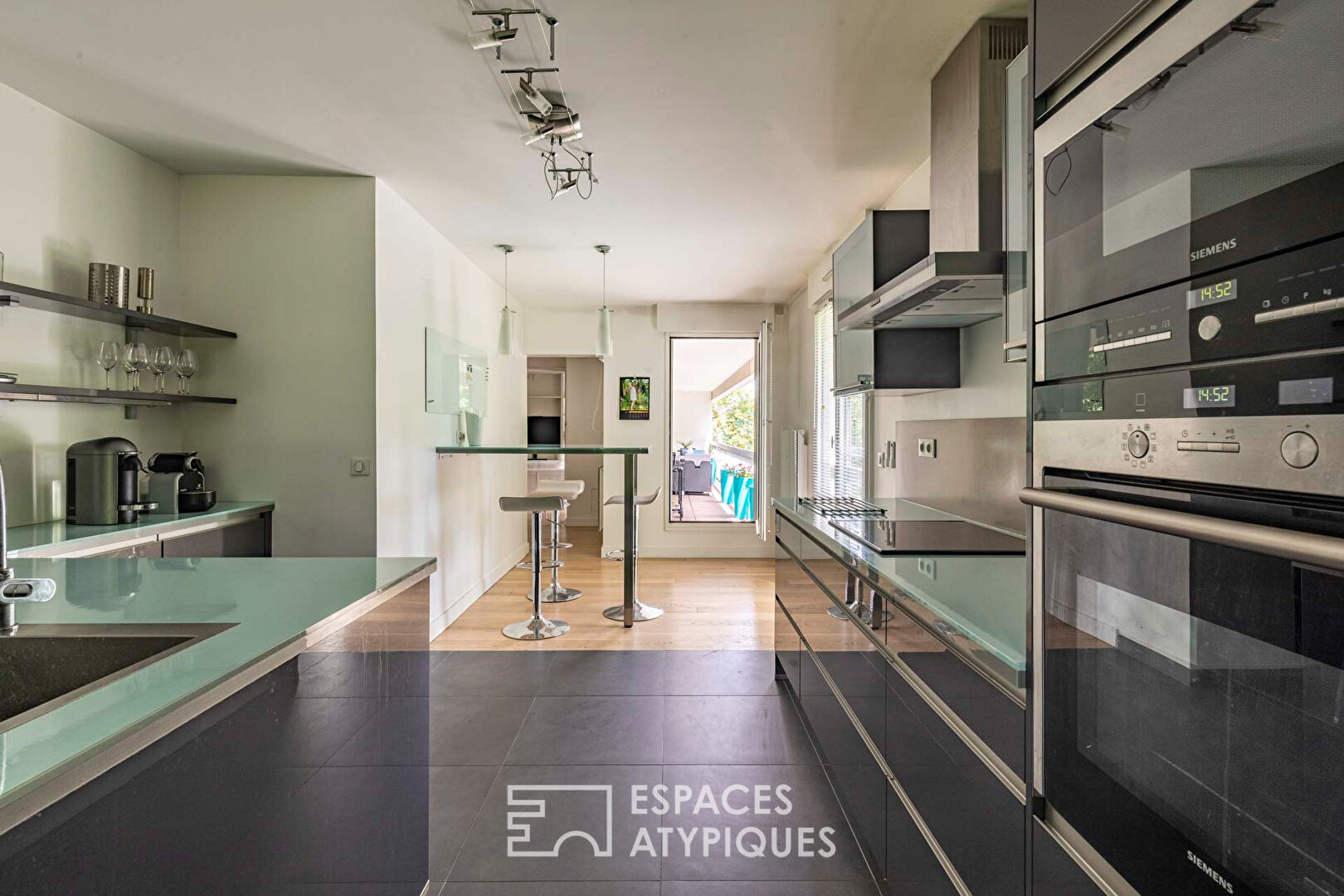 Esprit contemporain rénové et réaménagé avec balcon-terrasse et loggia